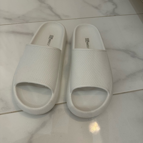 Comfy slippers 🐚 - Picture 2 of 5